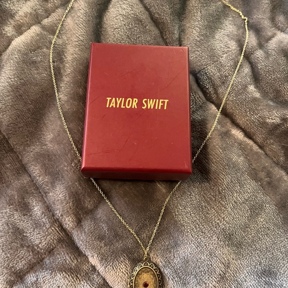 Taylor Swift Red Locket Necklace - Picture 1 of 3